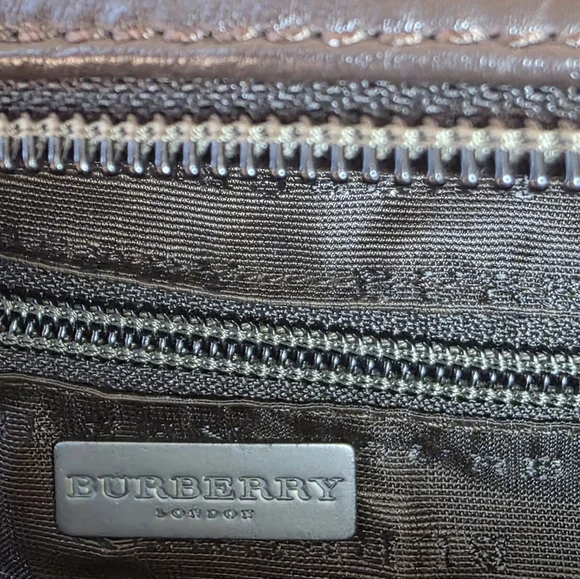 Burberry Vintage Overnight Bag. EUC - Picture 13 of 14